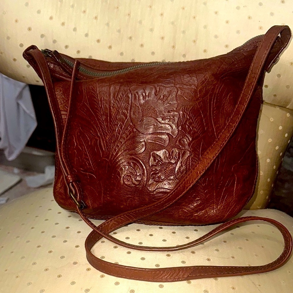 Elegant Brown Leather Shoulder Bag - Picture 2 of 13